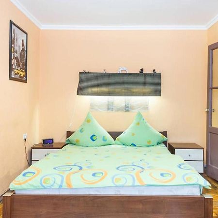 Apartment On Sobornyi Avenue 143 Near Intourist Hotel Zaporizhia 外观 照片